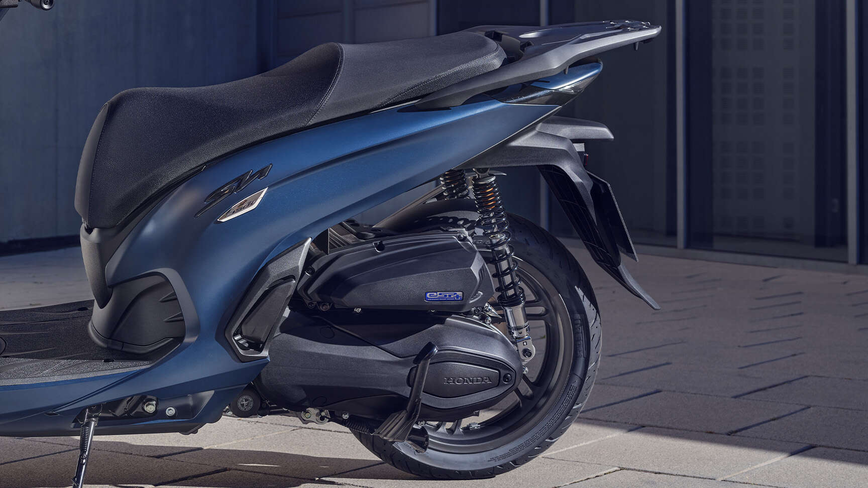 Nagy teljesítményű, 4 szelepes SOHC folyadékhűtésű motor