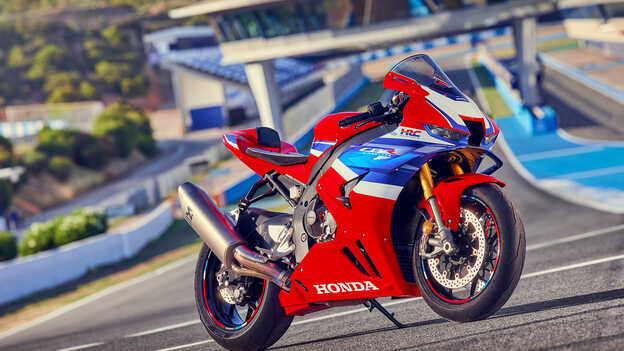 Honda CBR1000rr-r Fireblade – elölről készült háromnegyedes felvétel, a motor egy versenypályán parkol.